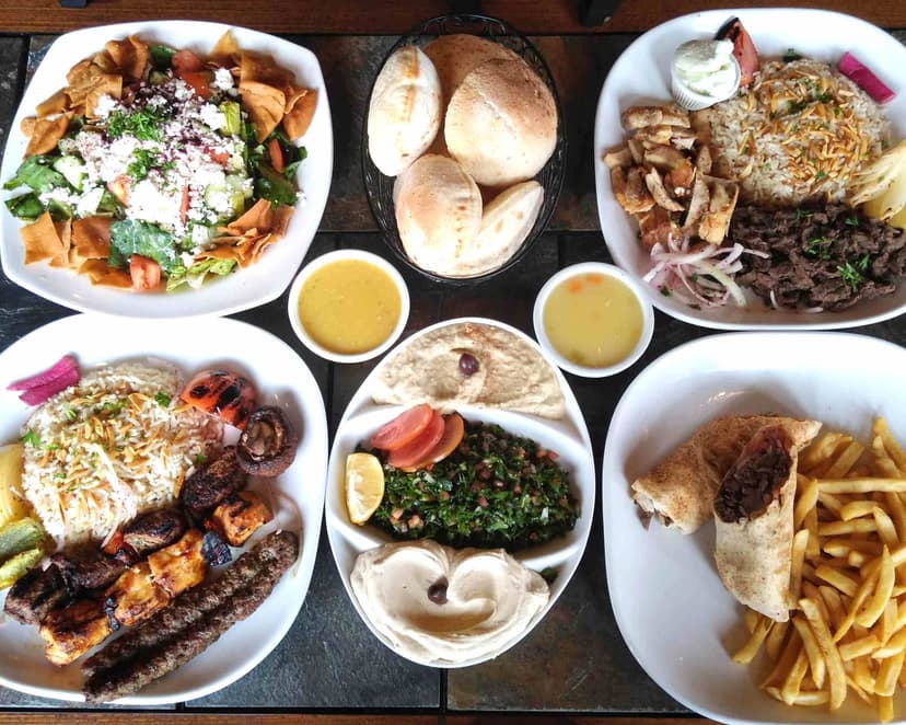 Assortiment de mezzés et grillades